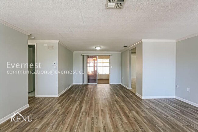 Building Photo - 3 Bed - 2 Bath Cozy Living in the Heart of...