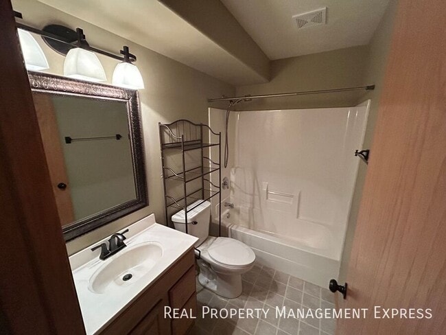 Building Photo - 4 Bedroom 2 Bathroom in SW Sioux Falls