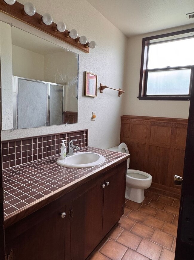 Building Photo - Selah 4 bedroom 3 Bathroom Double Garage, Fenced Yard