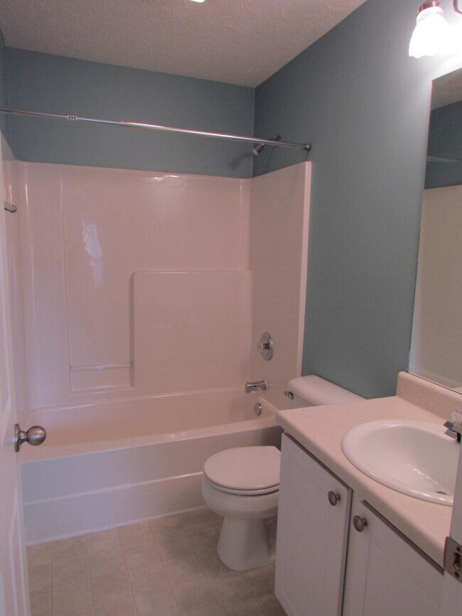 Building Photo - "Charming 2-Bed Oasis with 2.5 Baths in Nashville's Heart - 1,234 Sq Ft of Comfort!" End Unit