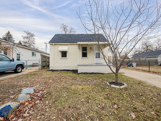 Building Photo - SECTION 8 ACCEPTED! Fresh Start in the Heart of Hazel Park – 3 Bedroom Charmer on Powell Ave