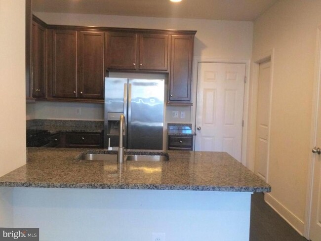 Building Photo - 44037 Etna Terrace
