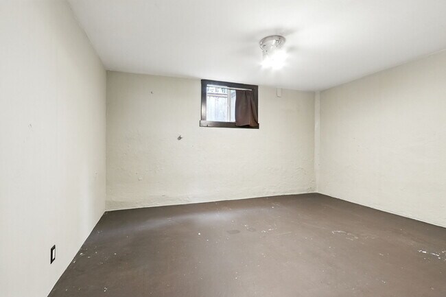 Building Photo - 423 NE 55th Ave