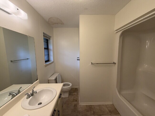 Building Photo - Home For Rent