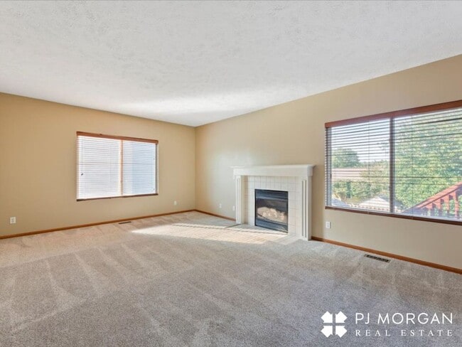 Building Photo - 4 bedroom, 3 bathroom - Available 9/15- Co...