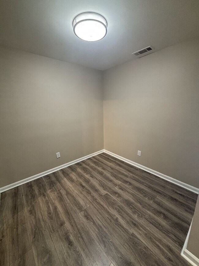 Building Photo - Ground floor 2 bed condo with no neighbors above or below