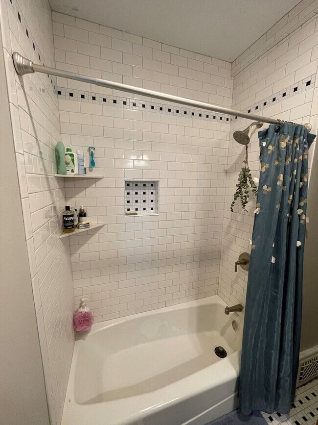 Building Photo - Updated 2 Bedroom + Den House in Downtown Madison!