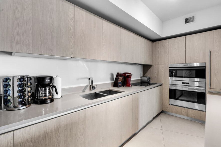 Building Photo - 1803 S Ocean Dr