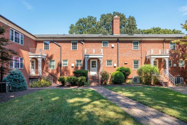 Primary Photo - 4050 Forest Hill Ave