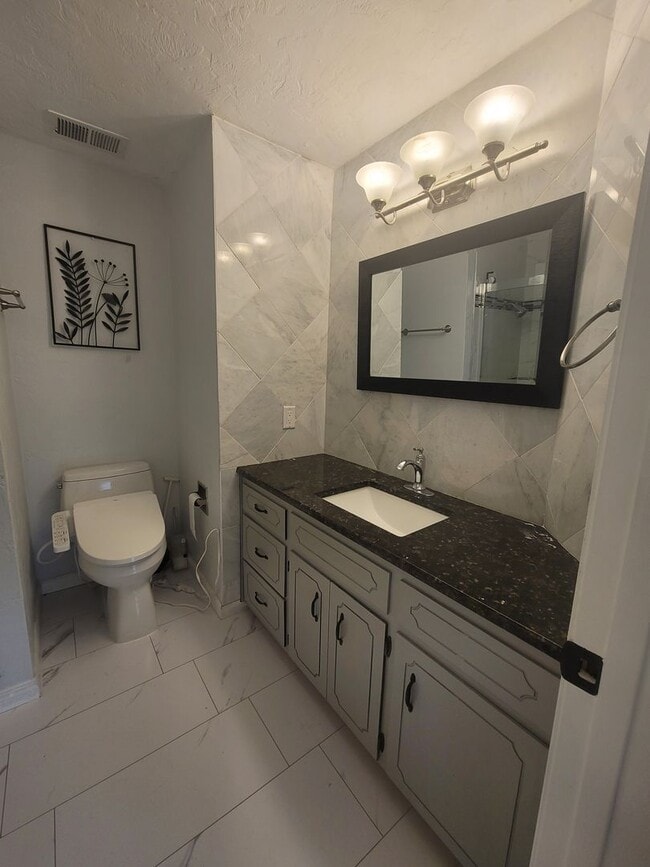 Building Photo - Charming 3 bedroom 2 bath.