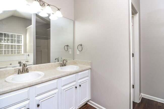 Building Photo - 665 Tomahawk Pl SW