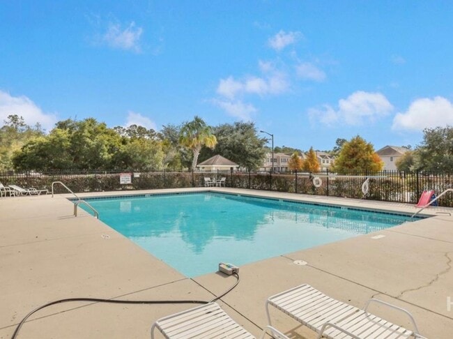 Building Photo - Beautiful Town Home!! Available Now!