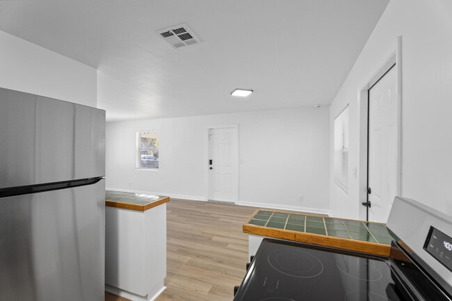 Building Photo - 401 42nd St