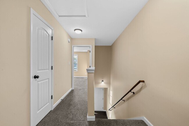 Building Photo - 161 Center Pointe Dr