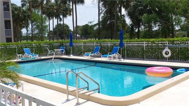 Building Photo - 250 Jacaranda Dr