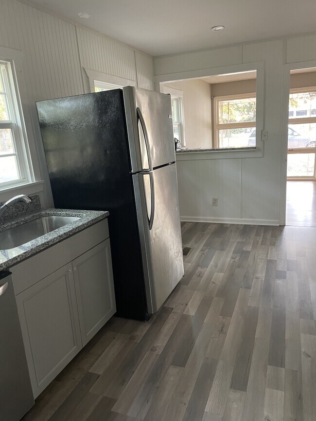 Building Photo - 300 St Anne Pl