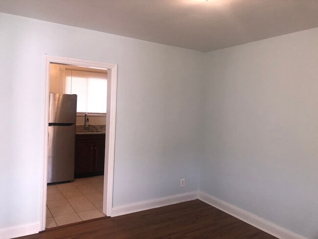 Building Photo - 3 bedroom 1.5 bathroom in Baltimore