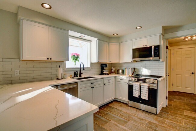 Building Photo - 3 Bedroom, 2.5 Home. Available NOW!!!!