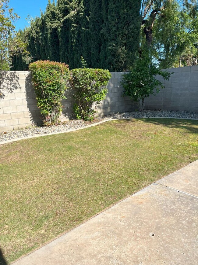 Building Photo - Beautiful 4 Bedroom 2 Bath Home with Pool.