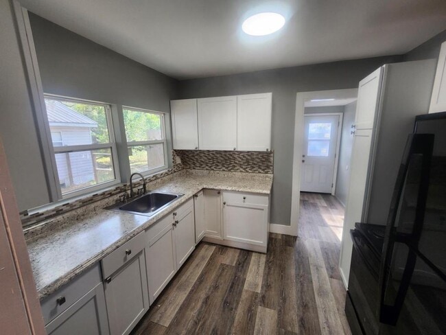 Building Photo - 522 E 5th St