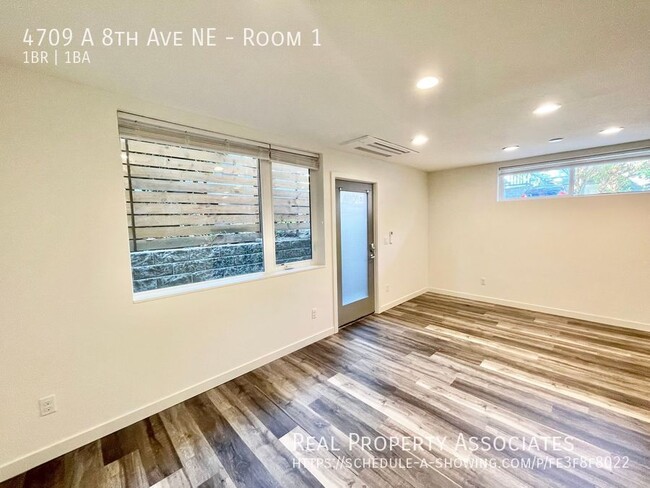 Building Photo - Modern Townhome with ROOMS Available in Un...