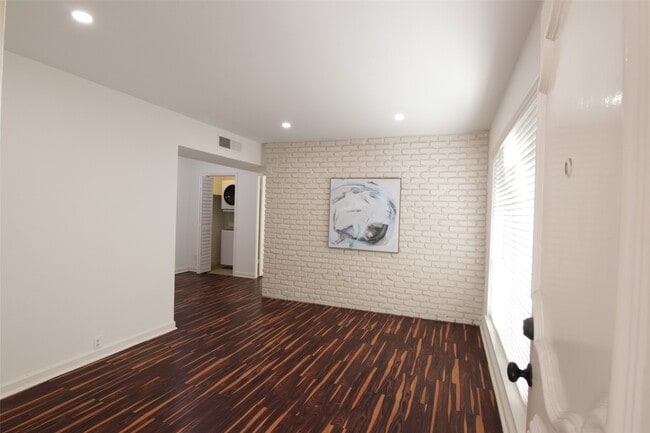 Building Photo - 2101 Fountain View Dr