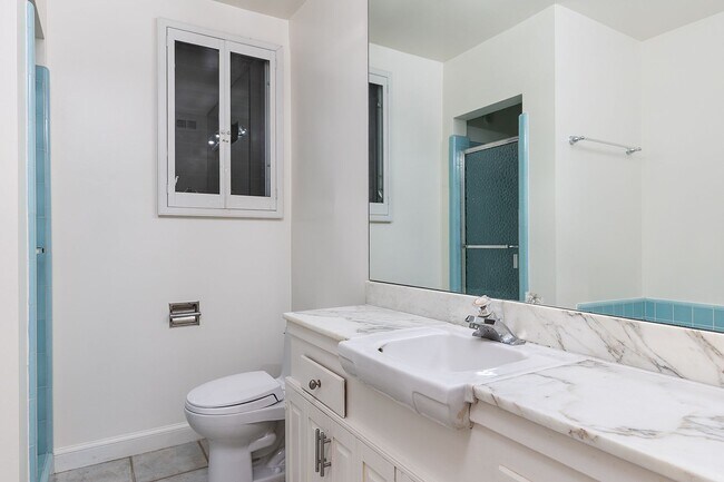 Building Photo - Spacious 2BR on Millionaire's Row!