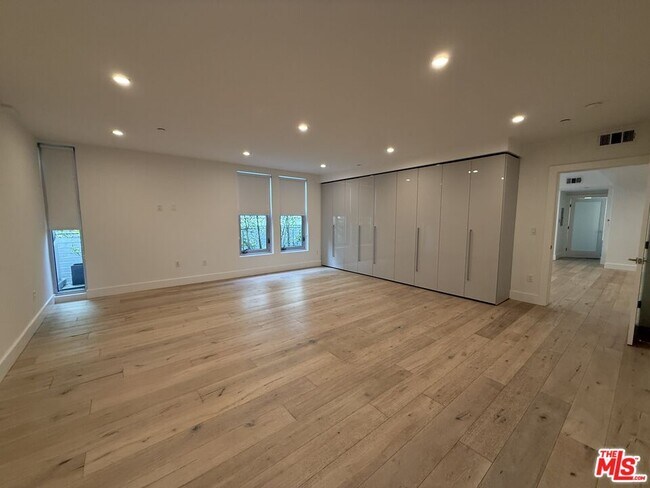 Building Photo - 8210 Fountain Ave