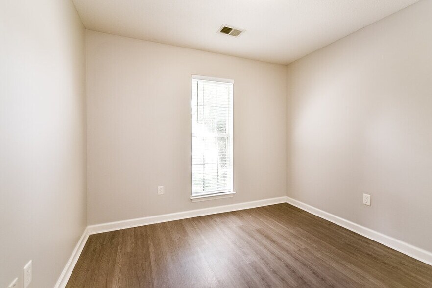 Building Photo - 7845 Sarah Ann Dr S