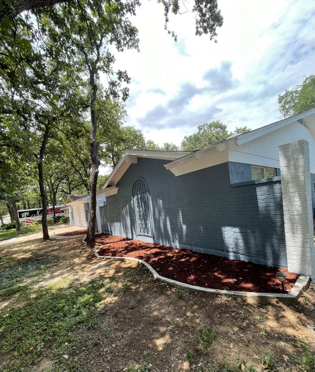 Building Photo - 704 W Pleasantview Dr