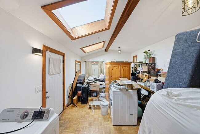 Building Photo - 3 Bed/2.5 Bath Multilevel Home with Amazin...