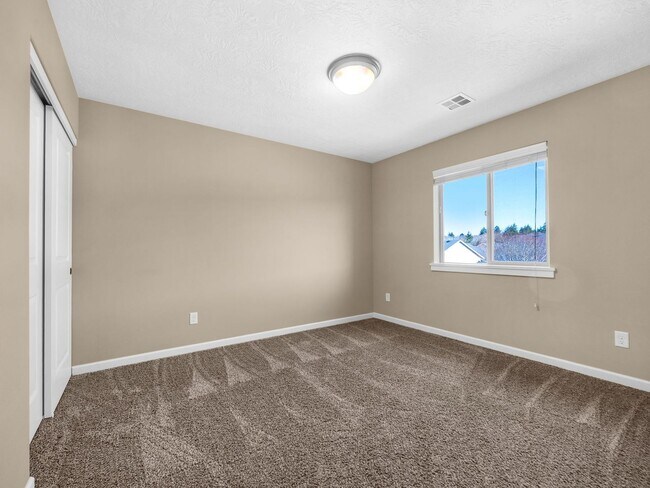 Building Photo - 330 SW Kalmia Ave