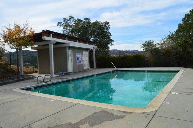 Building Photo - Updated Two Bedroom Condo with Views of th...