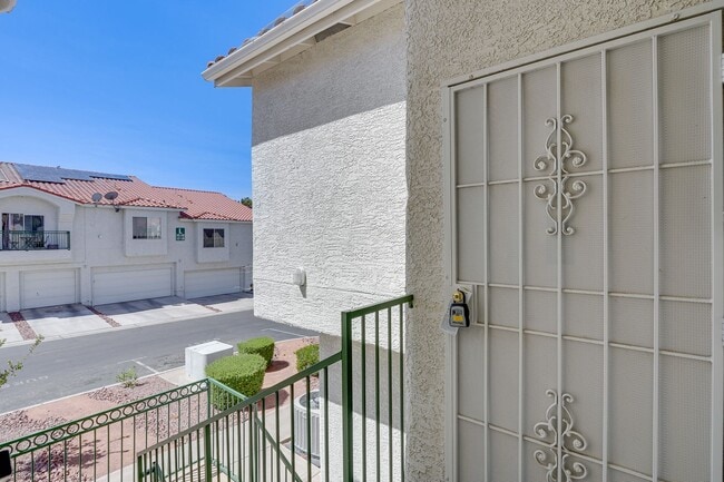 Building Photo - 2 BED 2 BATH CONDO READY FOR MOVE IN!