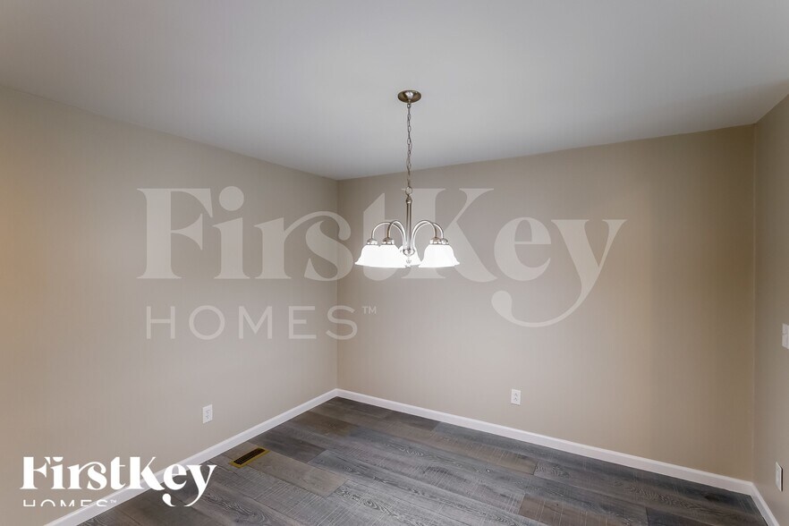 Building Photo - 2067 Longmeadow Ln