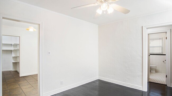Building Photo - Spacious 3Bed/2Bath with Private Balcony A...