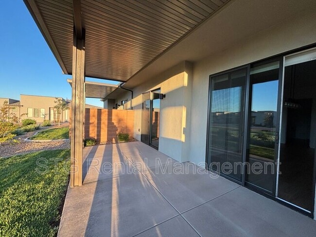 Building Photo - 2916 E Snowberry Dr