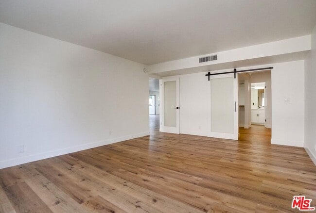 Building Photo - 435 N Oakhurst Dr