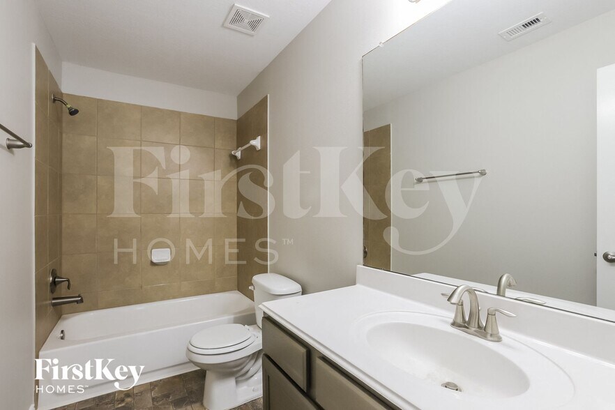 Building Photo - 28911 Hidden Lake Ct