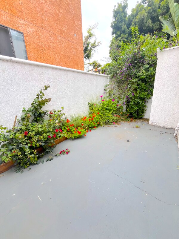 Building Photo - 2403 Louella Ave