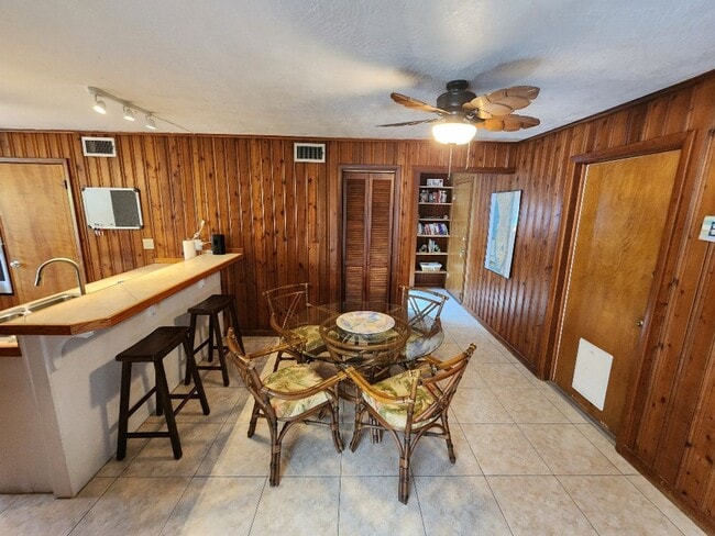 Building Photo - 2006 Hill St