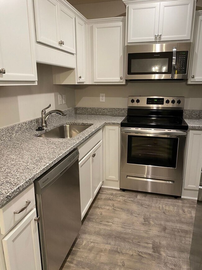 Building Photo - 3 BD 3.5 BA 1 Car Garage Great Location Li...