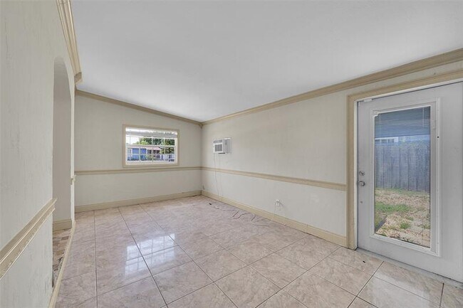 Building Photo - 257 NE 45th Ct