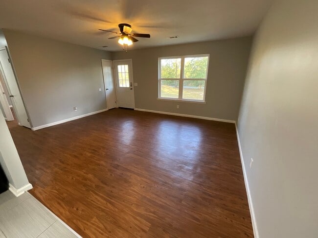 Building Photo - Adorable 2/1 in Great Location with Lawn Maintenance Included