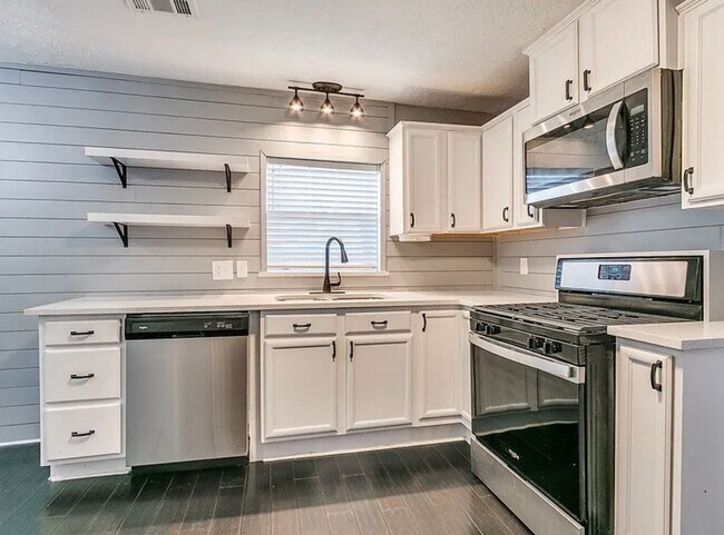 Building Photo - Fully Remolded 2bed/2bath with a Versatile...
