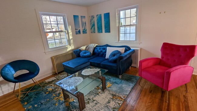 Building Photo - 3 Bedroom Home- Great Location in Darien