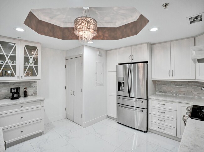 Building Photo - 191 S Ocean Dr