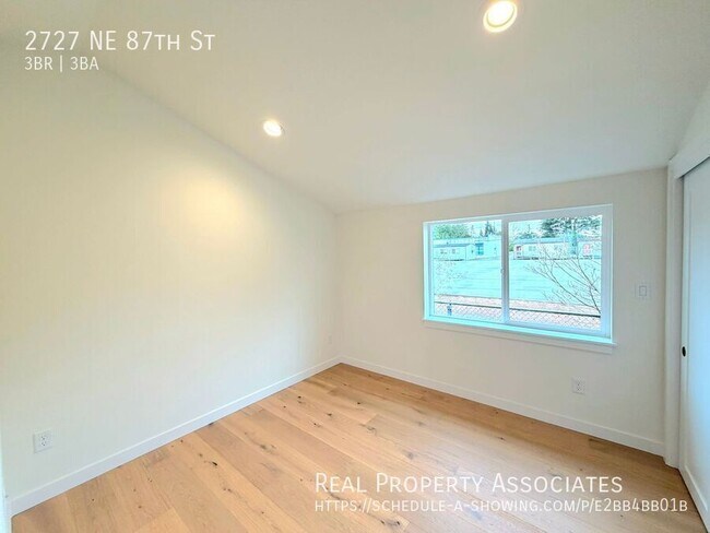 Building Photo - 2727 NE 87th St