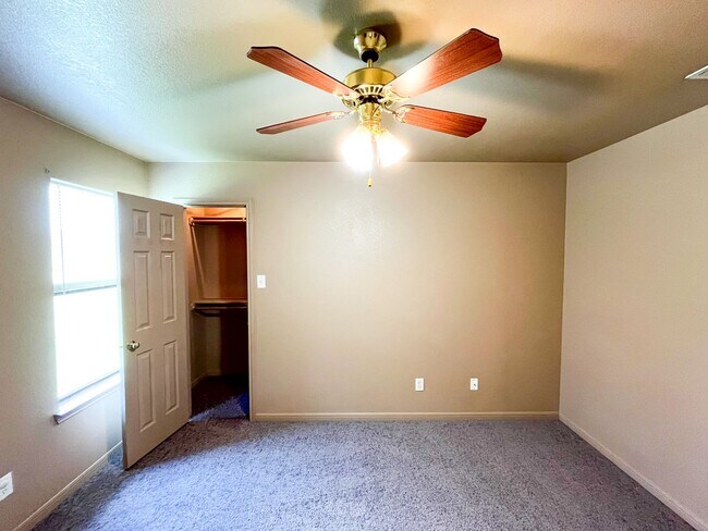 Building Photo - 1303 Nicholas Cir