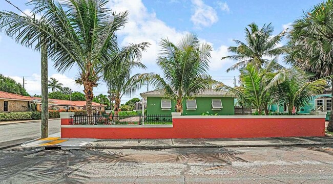 Building Photo - 532 N Palmway